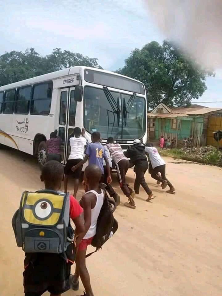 FaustinSik28875's tweet photo. Le #bus_transco tombe à panne à son deuxième jours de circulation à #Kisangani, 
les passagers refusent descendre. 

Les jeunes du quartier sont venus poussé la carcasse venue de #Kinshasa

Tout est gâté vraiment!!! https://t.co/A3EOCvlrIt