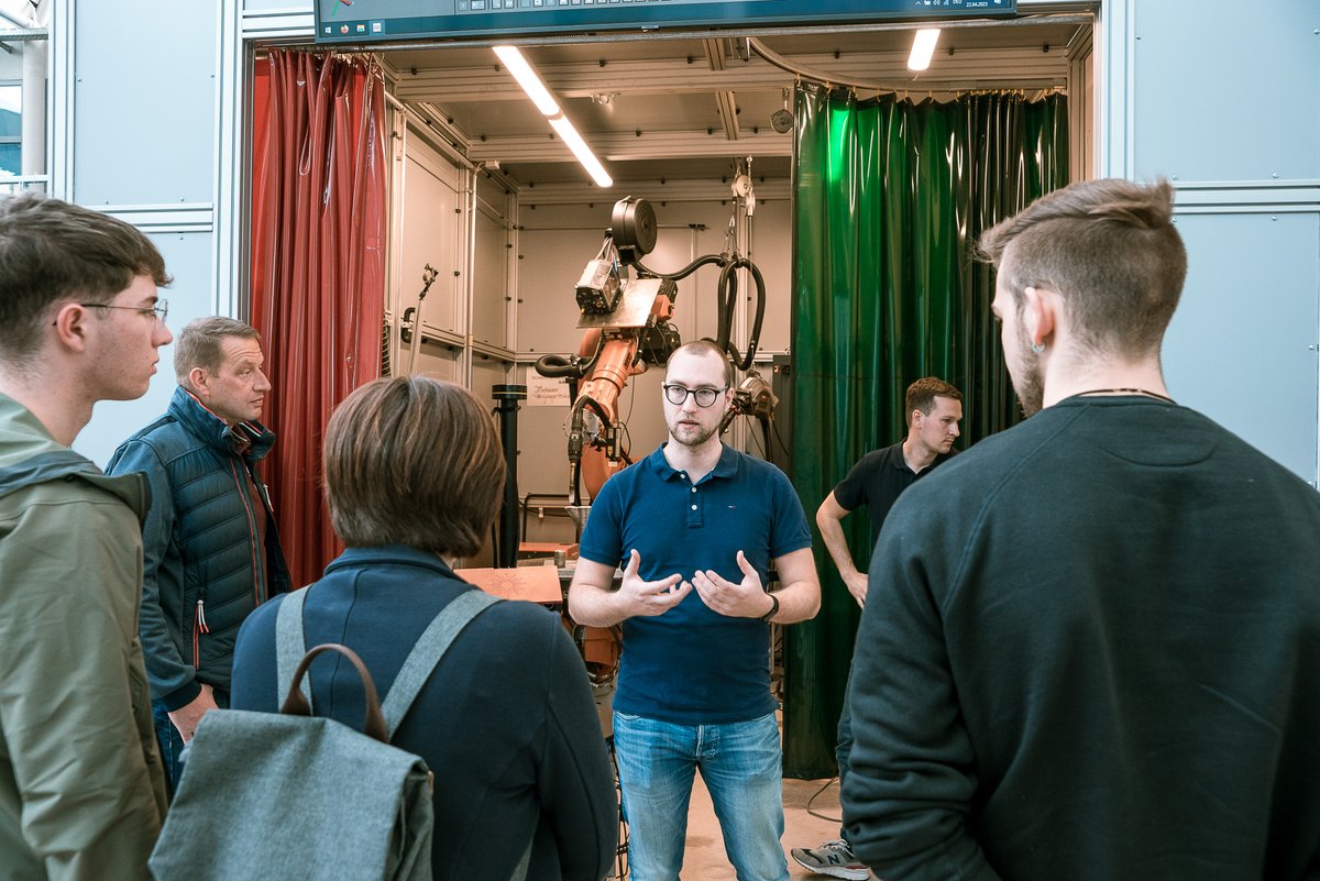 TU_Ilmenau's tweet photo. Bei strahlendem Sonnenschein haben wir am Samstag viele Interessierte zum #Studieninfotag 2023 auf dem Campus begrüßt. Gelegenheit verpasst? Bei der Ilmenauer Wissenschaftsnacht am 1.7. ab 17h gibt es noch mehr zu erleben! https://t.co/hgyIqX4HIm Foto: TU Ilmenau / Dino Junski https://t.co/yohqTtdHsQ