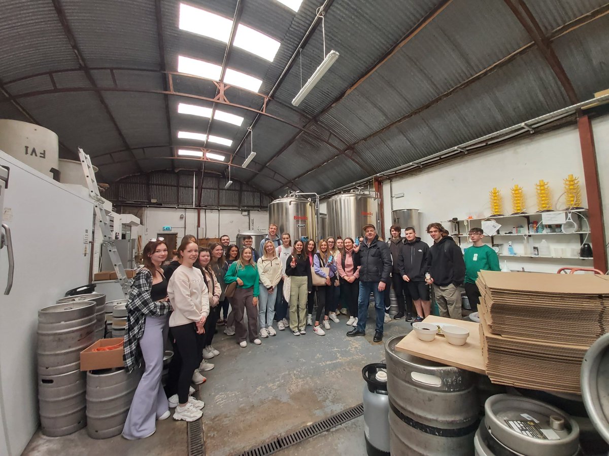 Massive thanks to Laurie Davies, Head Brewer @LacadaBrew for giving my Y1 #ITTM #LEM and #CMFI students from the #DHTEM @UlsterBizSchool a tour and a tasting this morning. We had lots of fun! #CraftBeer #Portrush #NorthernIreland @TasteCauseway @kiwisbrewbar