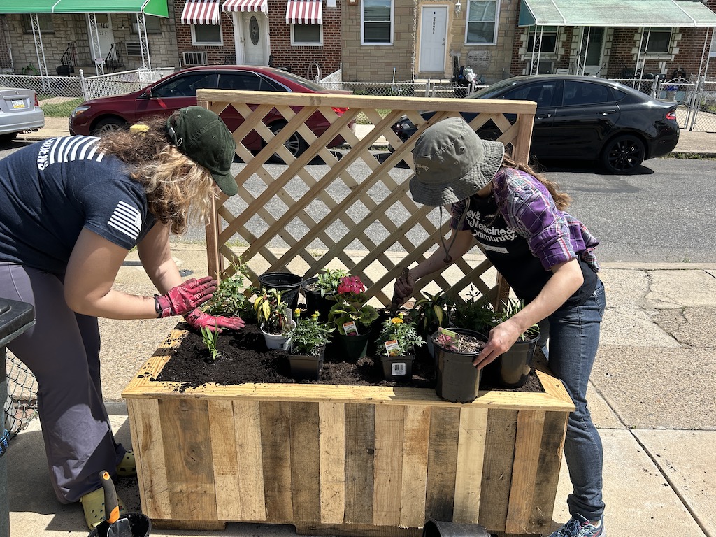 GardensHeroic's tweet photo. It's our second Saturday block party with Veteran homeowners. We're on Harbison - join us and meet new people, create something beautiful, and give back to members of the Veteran community. https://t.co/ngLEmaTRLq #grateful #usveterans #gardening #horticulture #letfreedombloom https://t.co/wrhgsx53WH