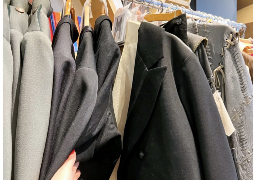 CecileGauffriau's tweet image. #économiecirculaire #Insolite … La Comédie-Française offre une opportunité aux passionnés de théâtre : une vente hebdomadaire de costumes issus de ses réserves toutes les semaines. A nous chemises à jabots et tenues de Bérénice ! 
Si #BCircular♻️🤗🎩
sortiraparis.com/loisirs/shoppi…