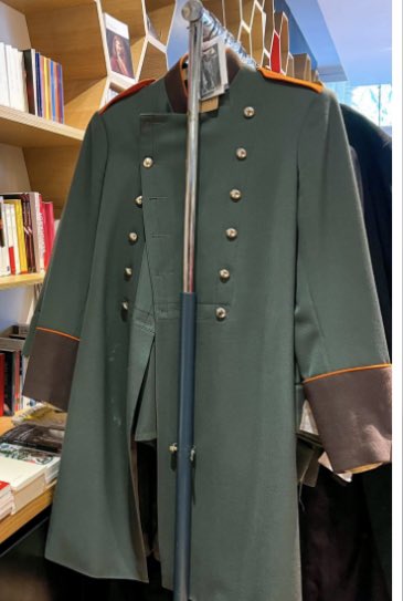 CecileGauffriau's tweet image. #économiecirculaire #Insolite … La Comédie-Française offre une opportunité aux passionnés de théâtre : une vente hebdomadaire de costumes issus de ses réserves toutes les semaines. A nous chemises à jabots et tenues de Bérénice ! 
Si #BCircular♻️🤗🎩
sortiraparis.com/loisirs/shoppi…