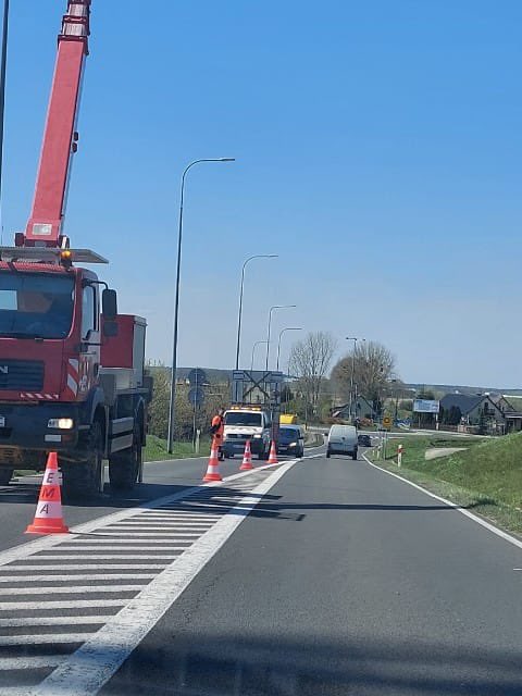 GDDKiA_Szczecin's tweet photo. Trwa wymiana oświetlenia drogowego na ledowe w ciągu drogi #S3a na #WęźleGryfino . Zakończenie wymiany oświetlenia przewidziane jest na 27.04.2023r. #zachodniopomorskie https://t.co/SzMHs7Xvmu
