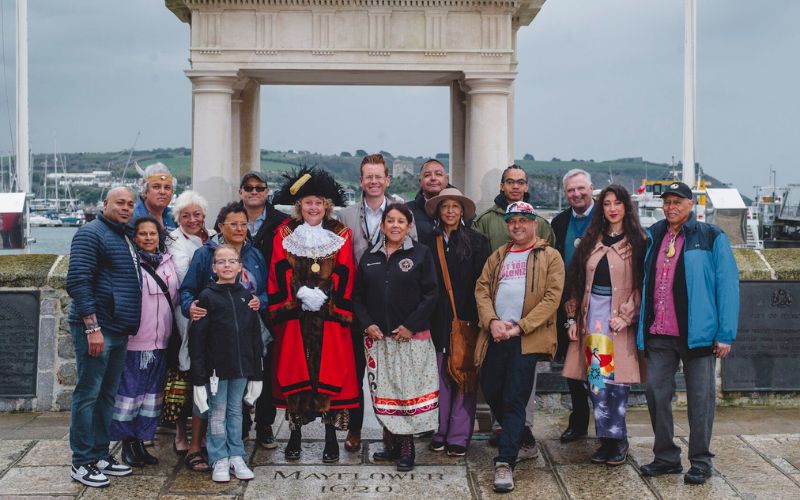 Some 400 years after the Mayflower's arrival in America, the Wampanoag Nation were finally able to tell their story in Plymouth UK - the very city from where the ship set sail.

Discover more about the ground-breaking 'We Are The Land' performance:
pulse.ly/1ivupv2orj