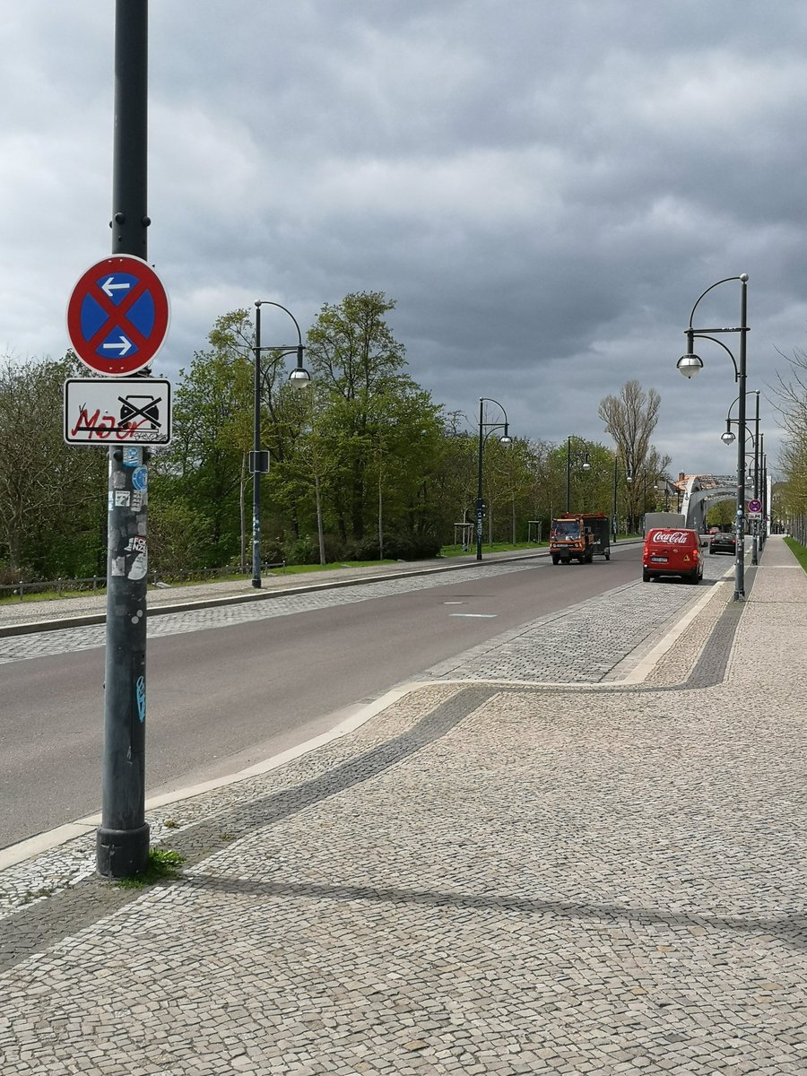 EinRobert1's tweet photo. #Sternbrücke #Magdeburg. Stehen beide nun gute 3 Min. Ein paar Meter weiter ist ein riesen #Parkplatz mit guten 300 Stellplätzen...

@ottoparkt @Polizei_MD @Ottostadt #Autoalltag https://t.co/9MTxy9lSU0