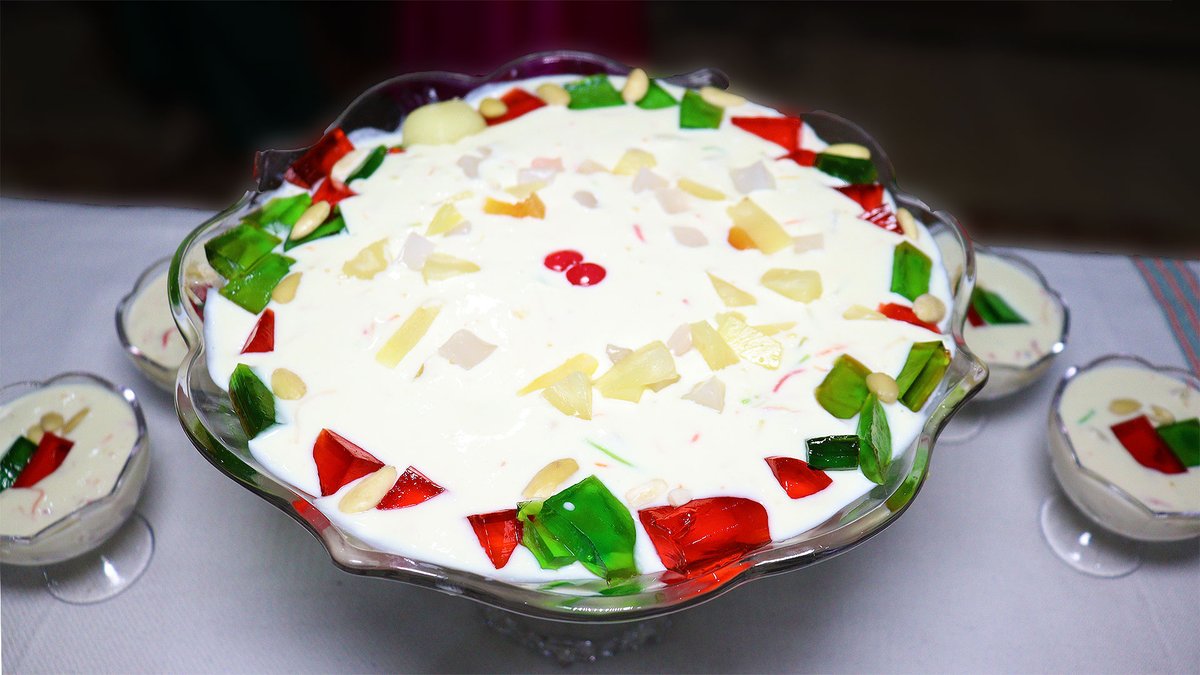 mayelaskitchen's tweet photo. In this #Eid special #dessert recipe video, Mayelas Kitchen demonstrates how to make a mouthwatering #labeshireenrecipe . Lab-e-Shireen is a popular Pakistani dessert made with milk, cream, vermicelli, fruits, and nuts. 
Recipe Link: https://t.co/SqfzRMlKIt https://t.co/xfLjvTkAlx