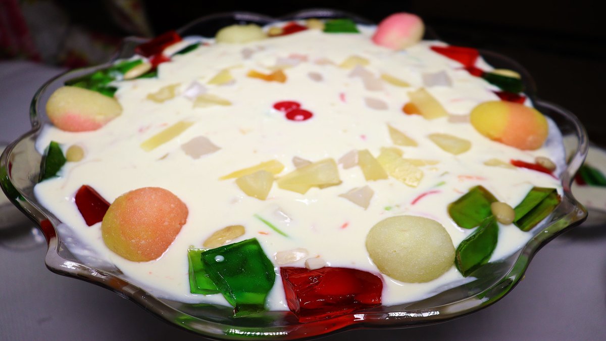 mayelaskitchen's tweet photo. In this #Eid special #dessert recipe video, Mayelas Kitchen demonstrates how to make a mouthwatering #labeshireenrecipe . Lab-e-Shireen is a popular Pakistani dessert made with milk, cream, vermicelli, fruits, and nuts. 
Recipe Link: https://t.co/SqfzRMlKIt https://t.co/xfLjvTkAlx