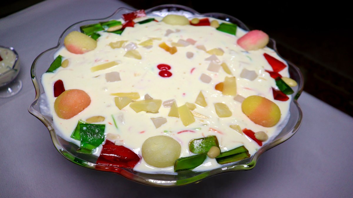 mayelaskitchen's tweet photo. In this #Eid special #dessert recipe video, Mayelas Kitchen demonstrates how to make a mouthwatering #labeshireenrecipe . Lab-e-Shireen is a popular Pakistani dessert made with milk, cream, vermicelli, fruits, and nuts. 
Recipe Link: https://t.co/SqfzRMlKIt https://t.co/xfLjvTkAlx