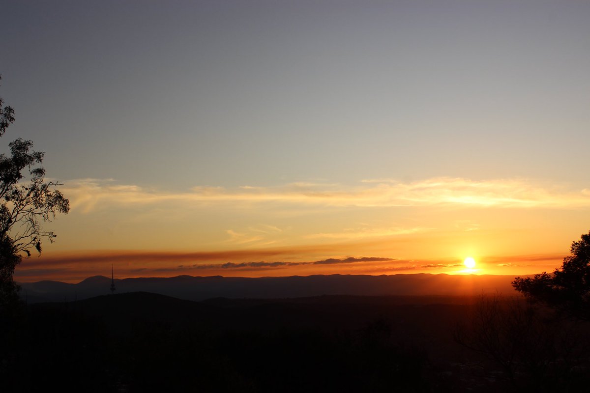 heidi_walkden's tweet photo. At the going down of the sun… we will remember them 🌺

A beautiful end to a poignant day 🌅

#LestWeForget #AnzacDay2023 https://t.co/8YMY1GNTqw