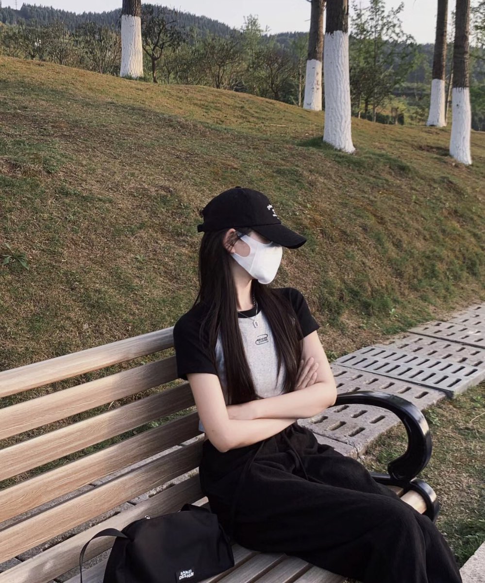 QiuQiu133's tweet photo. 别怀疑，你不比任何人差

#公园 #自拍 #魅力 #苗条 #辣妹子 #成都 #绵阳 #四川 https://t.co/hVSveGeFMs