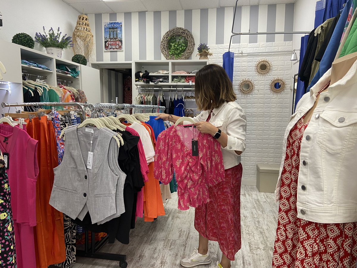 OCRMallorca's tweet photo. Y seguimos conociendo más comercios de Palma que participan en la campaña de vales de @PalmaActiva Nuestra compañera @mariacortes3 esta en la tienda de moda ADLLUNA con su responsable, Juana Mari Cortés #MasDeUnoMallorca https://t.co/lZoDUOuYD3