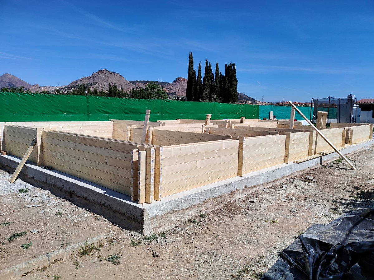 cmaderabalticas's tweet photo. Comenzamos un nuevo montaje en Granada. Diseñada y construida a medida. 😍

Nuestras casas de madera son la elección perfecta para una vida saludable y sostenible.

¡Contáctanos hoy para más información!
 #casademadera #sostenibilidad #nuevomontaje #casasprefabricadas #casas https://t.co/ecBru5hx5R