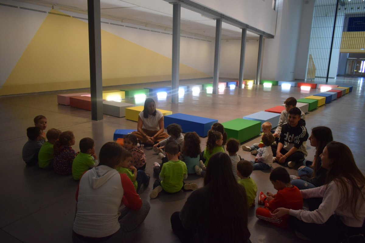 miradasinfan03's tweet photo. #Apprehendere La visita guiada es una parte fundamental de nuestra propuesta. Tenemos la suerte de contar con el maravilloso trabajo de @anagballate para que las niñas y niños descubran las propuestas del @DomusArtium2002 Muchas gracias!!!!! https://t.co/JOx3BplkGr
