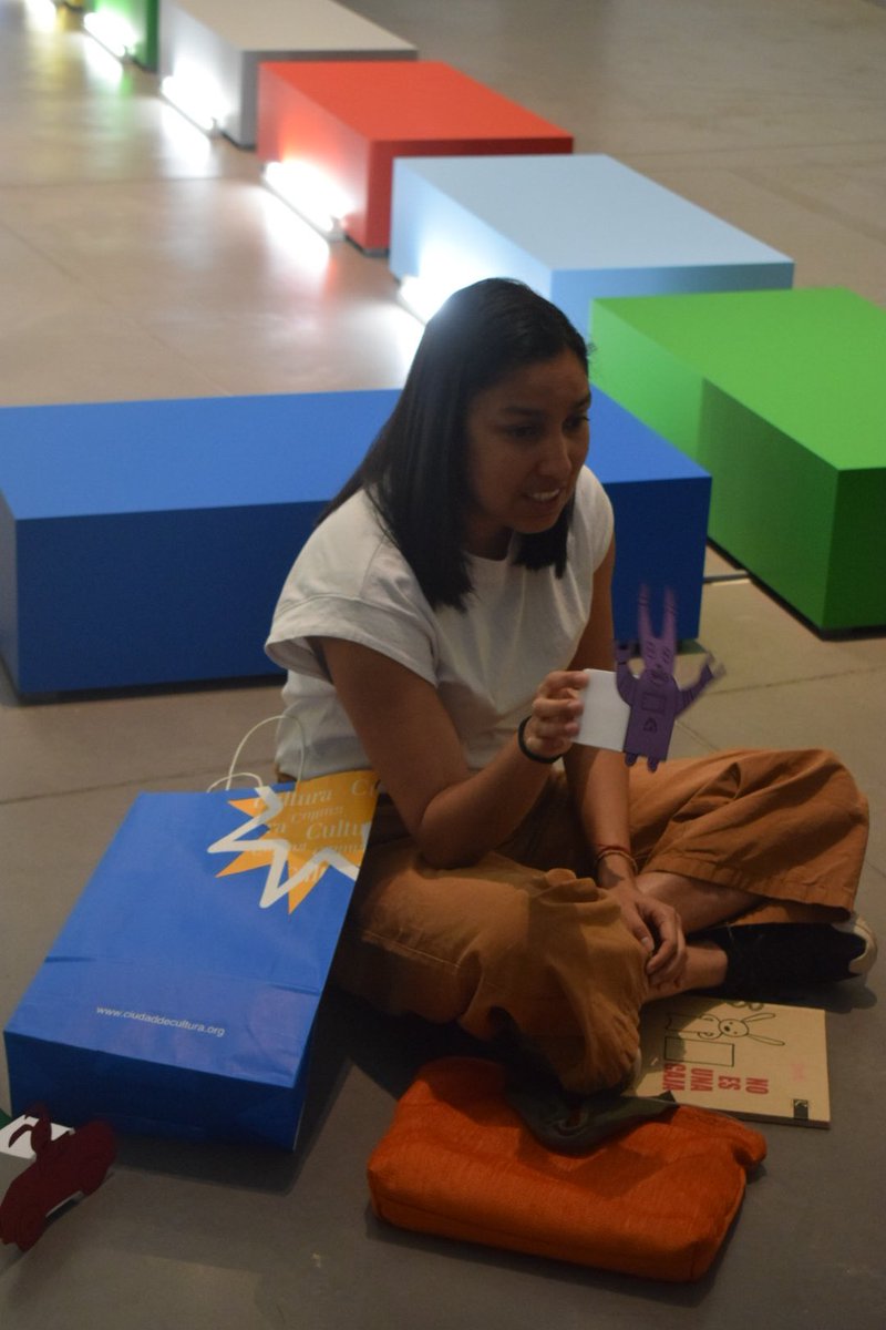 miradasinfan03's tweet photo. #Apprehendere La visita guiada es una parte fundamental de nuestra propuesta. Tenemos la suerte de contar con el maravilloso trabajo de @anagballate para que las niñas y niños descubran las propuestas del @DomusArtium2002 Muchas gracias!!!!! https://t.co/JOx3BplkGr