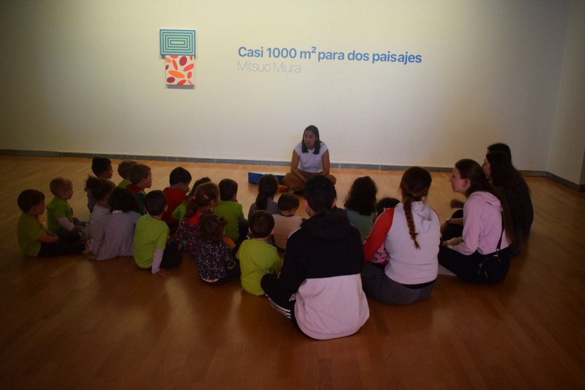 miradasinfan03's tweet photo. #Apprehendere La visita guiada es una parte fundamental de nuestra propuesta. Tenemos la suerte de contar con el maravilloso trabajo de @anagballate para que las niñas y niños descubran las propuestas del @DomusArtium2002 Muchas gracias!!!!! https://t.co/JOx3BplkGr