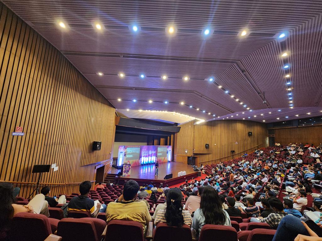 Sonal_Raval's tweet photo. @developersummit Packed House and Superb Java Session by @venkat_s #gids #developersummit https://t.co/NCmTsqVOnE