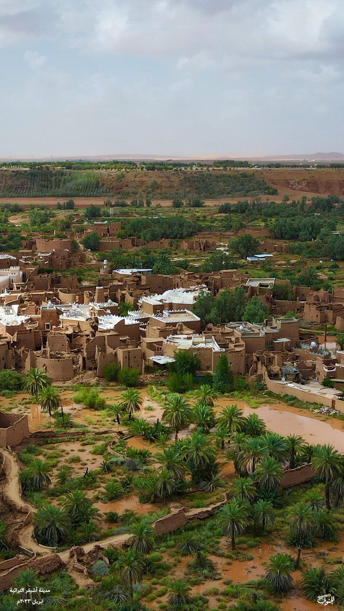 #شاهد #أشيقر مدينة تقع في منطقة الوشم في #السعودية
 ونخص فيها القرية التراثية وفي جمالها واهتمامهم الكبير فيها
وتُعبر عن روح الأصالة والعراقة حيث الفن المعماري الجميل في منازلها وممراتها وابوابها واطلالتها على النخيل

عدسة عبدالله البرغش
الجنوبي ٢٠٠٠

شوال ١٤٤٤هـ
ابريل ٢٠٢٣

تابع