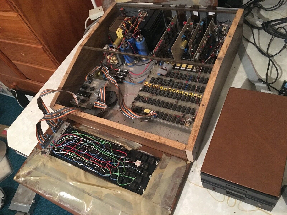 eevblog's tweet photo. Wow, a completely home made Apple II+
/1 https://t.co/jWwwwob3fo