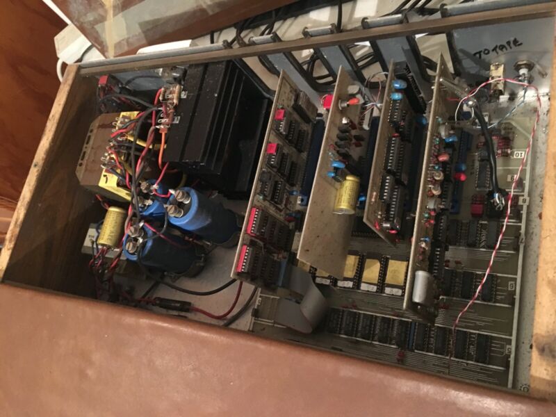 eevblog's tweet photo. Wow, a completely home made Apple II+
/1 https://t.co/jWwwwob3fo