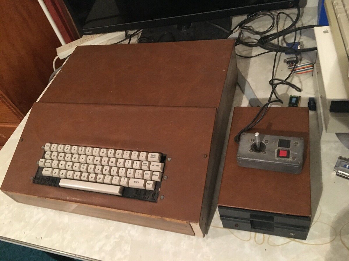 eevblog's tweet photo. Wow, a completely home made Apple II+
/1 https://t.co/jWwwwob3fo