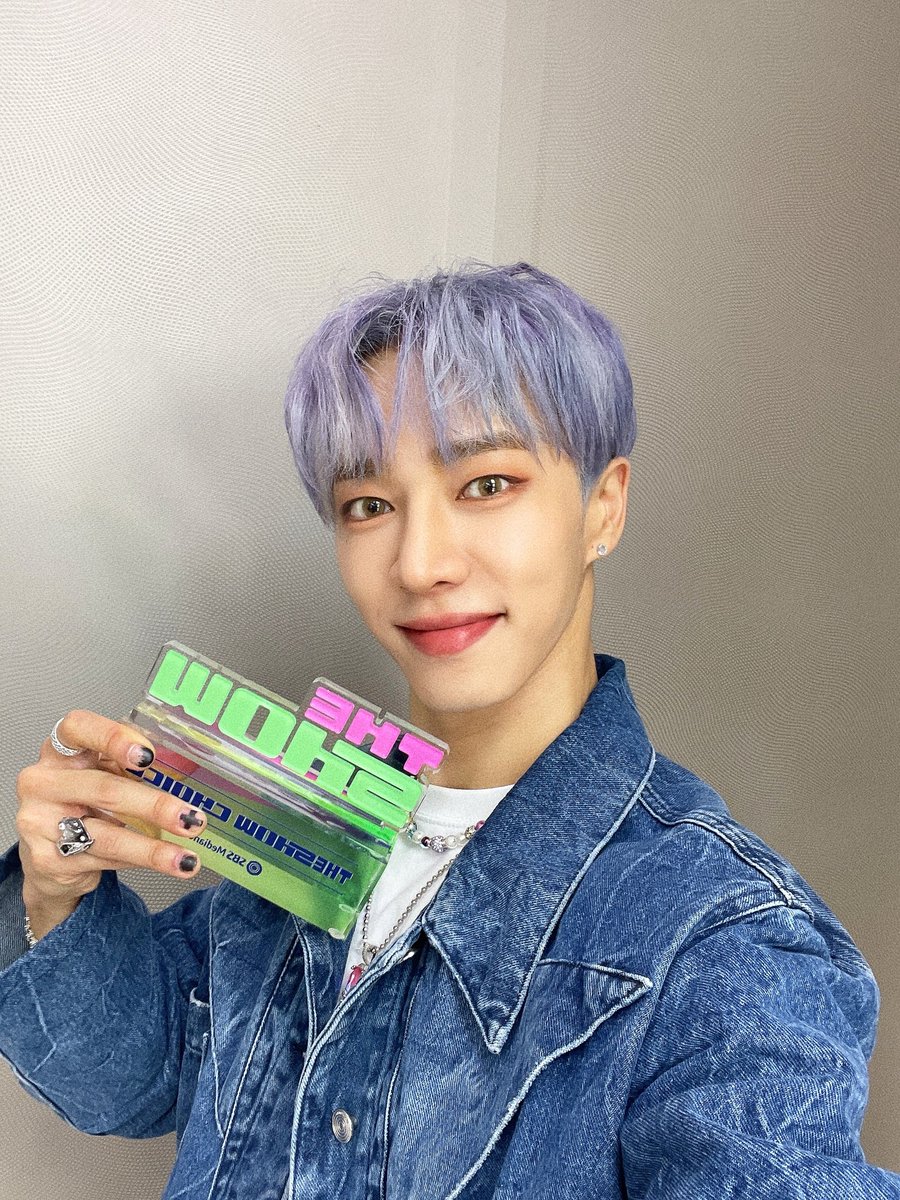 Highlight_AUent's tweet photo. [📸] 오늘도 깨지 않을 꿈처럼 확실히 더 선명해진 우리들의 추억을 가득 안고 라이트라는 바다를 유영합니다:) 여러분들의 귀한 시간, 빛나는 노력, 그리고 넘치는 사랑으로 만들어 주신 소중한 선물 고맙습니다💡💚

#하이라이트 #HIGHLIGHT
#이기광 #LEEGIKWANG 
#Predator #프레데터 https://t.co/Y86L0p5tRO
