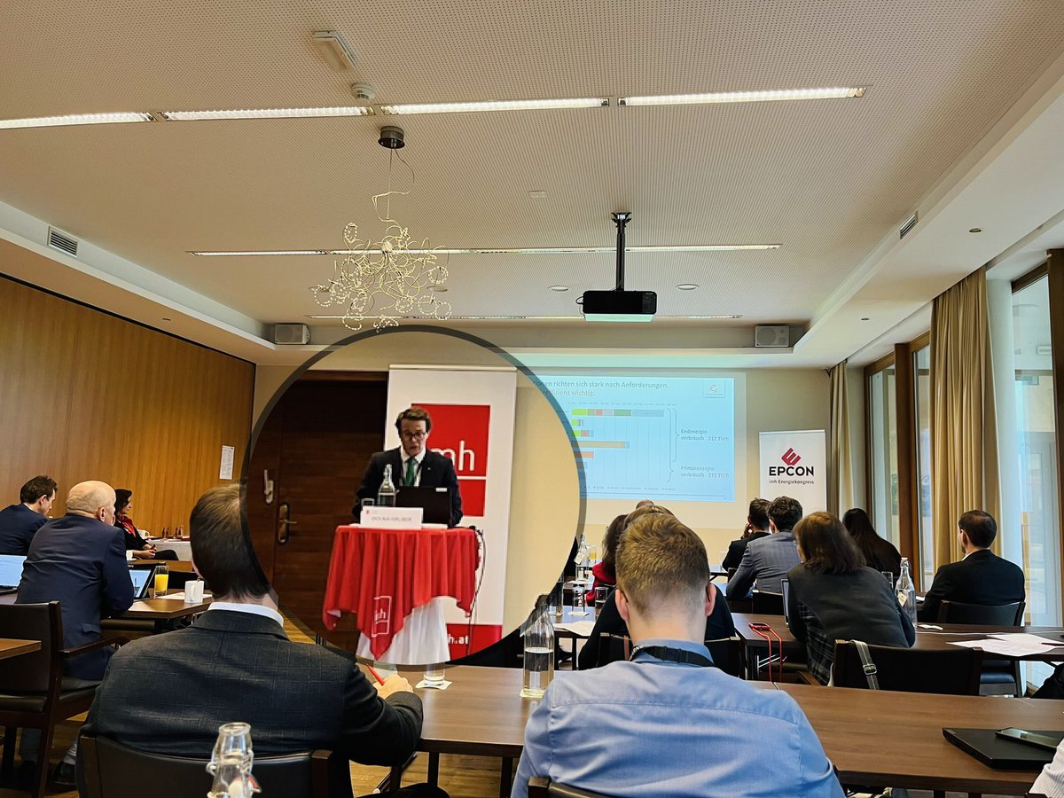 klimarecht's tweet photo. #EPCON Energierechtskonferenz: @chri_gru (der hinter der Lupe) erklärt der Jurist:innenschar, wie &amp; wo wir weg von fossilen Energieträgern kommen 👌 https://t.co/z4u6j6Jq65