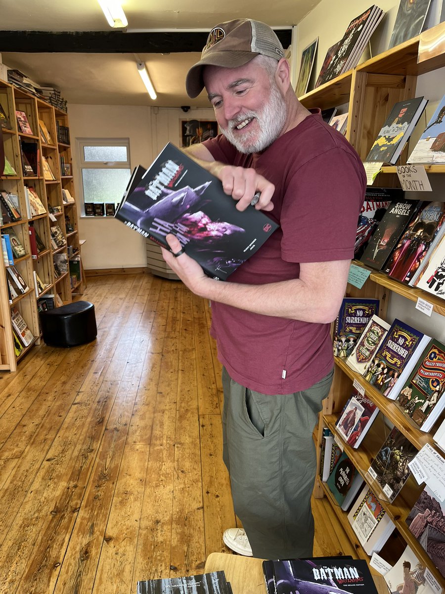 Guess who dropped into Gnashcomics this morning to say hello and sign #batmanwholaughs deluxe edition for us @Jock4twenty @DCOfficial @Ssnyder1835 @AroundAshburton #lovecomics #lovedartmoor