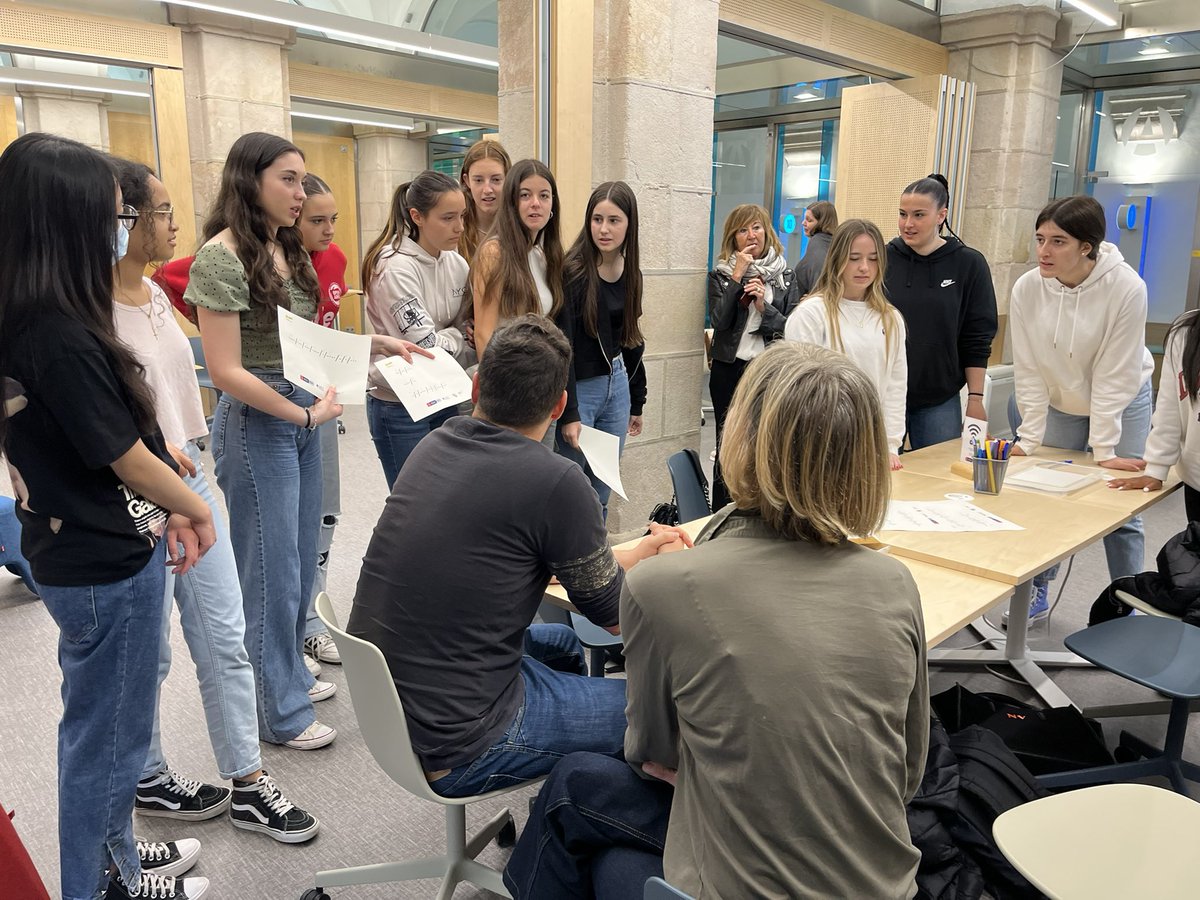 angelsricart's tweet photo. Alumnes de # batxillerat del @LopezVicuBCN han participat en una #hackato #emprendreambvalors de @barcelonactiva per preparar l’audiovisual del seu projecte d’emprenedoria https://t.co/LjJAvdCIvi