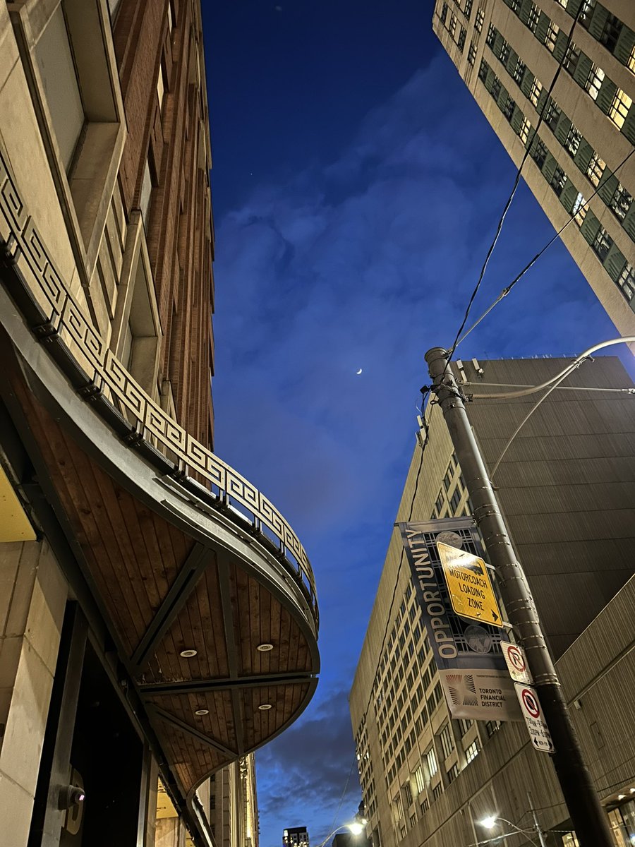 drkarencross's tweet photo. The night sky in downtown #toronto. Such a beautiful walk in the concrete jungle. #citylove #oldhome #cityfix #cityenergy https://t.co/PwF8q4xudm