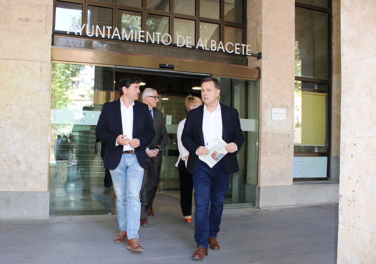 Selopezmanuel's tweet photo. Tras la noticia de @elmundoes, le exigimos a Sáez que desmienta esta publicación o dimita por dignidad y por los albaceteños porque es una vergüenza que mienta de manera continuada e impune. Si no lo hace, mañana solicitaremos un Pleno extraordinario para pedir su reprobación. https://t.co/kCNVhU1XLK