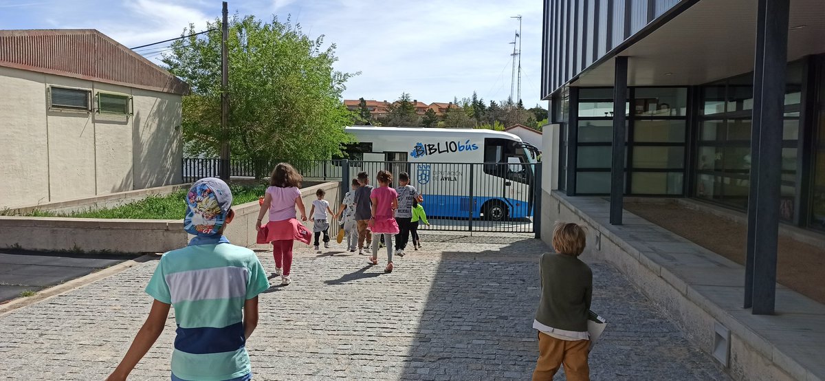 Por fin recibimos el bibliobús en nuestro cole.
Los niños se han puesto contentísimos.