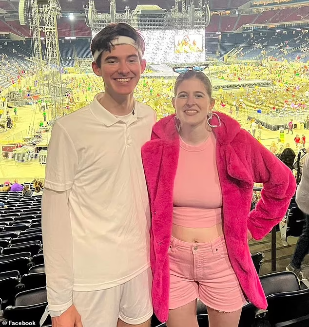 cariolisima's tweet photo. 💔Los fanáticos de #TaylorSwift se están reuniendo en torno a la familia de #JacobLewis, quien fue atropellado y asesinado trágicamente por un presunto conductor ebrio cuando Lewis salía del espectáculo de la cantante el viernes por la noche en Houston. #RIPJacob https://t.co/28pugkb0xt