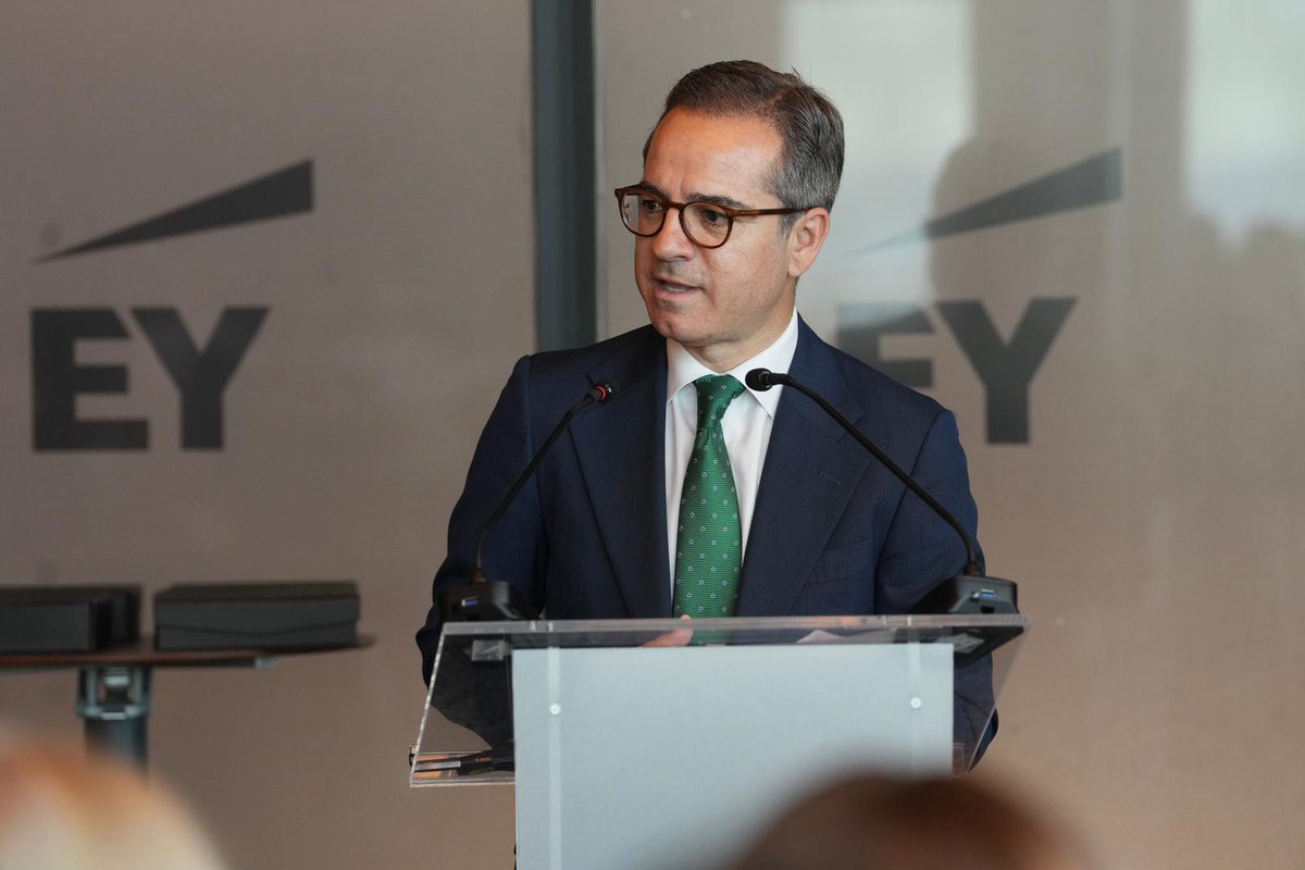 ForoRRHH's tweet photo. 🔴#DIRECTO
👤 Jaime Sol, Socio Director de People Advisory Services en @EY_Spain
🎙️"Tenemos que dar oportunidades a todos nuestros profesionales, de ahí la importancia de los programas de formación de reskiling y upskiling".
#20FORORRHH https://t.co/SpiXASJ5kN