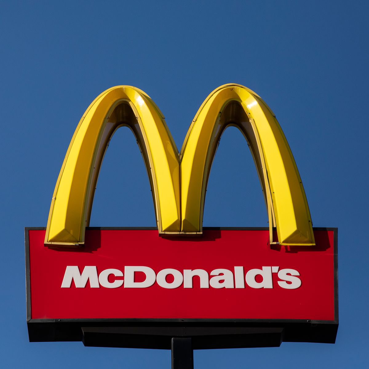 EnvoyPro's tweet photo. ⚠️BREAKING:

*MCDONALD'S 1Q EARNINGS PER SHARE $2.59, EST. $2.45

*MCDONALD'S 1Q REV. $5.93B, EST. $5.71B

$MCD https://t.co/xdFDafk054
