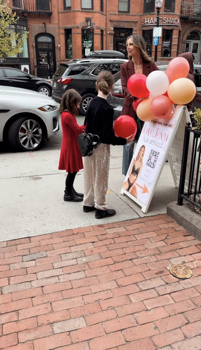 megsmithco's tweet image. Love, Lexxi™ makes her debut on Newbury Street in Boston. This one felt extra special having my daughters involved (enthusiastically) at the event! #femalefounder #entrepreneur #girlmom #lovelexxi #purposedriven #impact #bodyimage