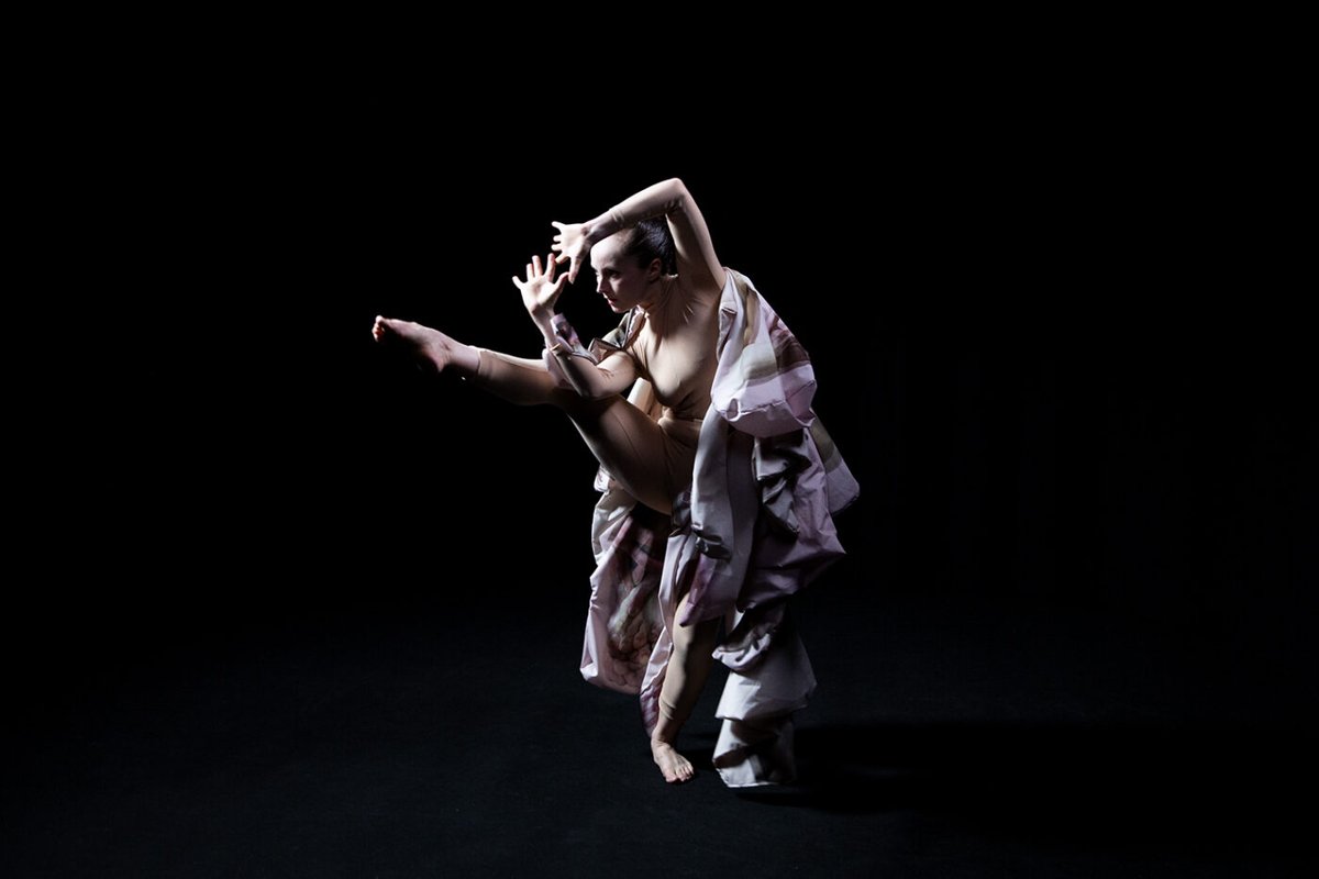 Morgen #Tanz unterm Glasdach: »Clapping, for more?«, eine eindrucksvolle #Performance. Beginn 26.4., 19.00 Uhr. Infos hier: facingthedance.net/events/clappin…
#Dresden #Bühne