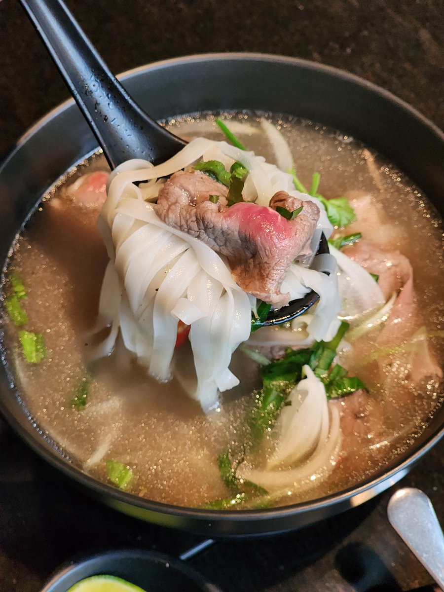 henmuntookdee's tweet photo. #เห็นมันอร่อยดี เจอร้านอาหารเชฟเวียดนามสูตรต้นตำรับมา สถานฑูตชอบมากินกัน😯 เมนูฟิวชั่นก็มี รสชาติตรงจริตมาก เฝอเนื้อ(180)น้ำซุปเชงๆ แต่อยากให้ลองบุ๋นจ่ามากกว่า รสเข้มข้นกับหมูเครื่องเคียงเยอะดี! ปากหม้อญวน(200) ก็อร่อย (ต่อ)

📍Thuyên ซ.ปรีดีพนมยงค์37 เอกมัย #อร่อยไปแดก @aroii https://t.co/qbh6fV5eQf