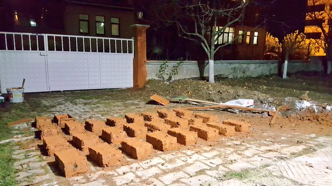 cihad_meric's tweet photo. Arif Mimar Turgut Cansever #alker oranını veriyor.
1 m3 toprağa 14 kilogram alçı, ayrıca çatlamayı önlemek için bir miktar kum katılmasını tavsiye ediyor.
Yeni kümesi bu oranlarla deneyebilirim.
#alker
#alçı
#kerpiç
Tunus surlarını örnek göstermiş. https://t.co/nW21NlIgEB