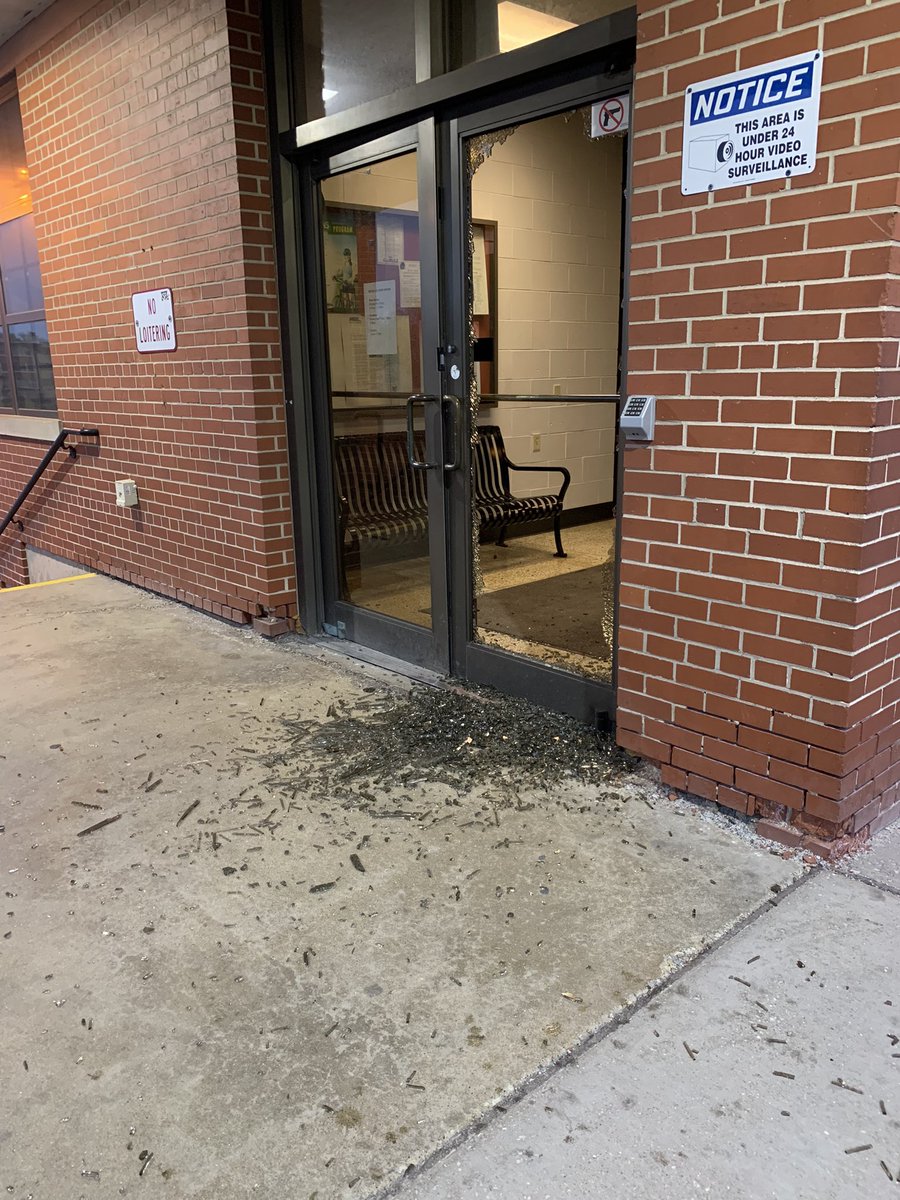 mandaaaa's tweet photo. @metraUPW @Metra 
Villa Park train station this morning https://t.co/jLuTBDSqoT