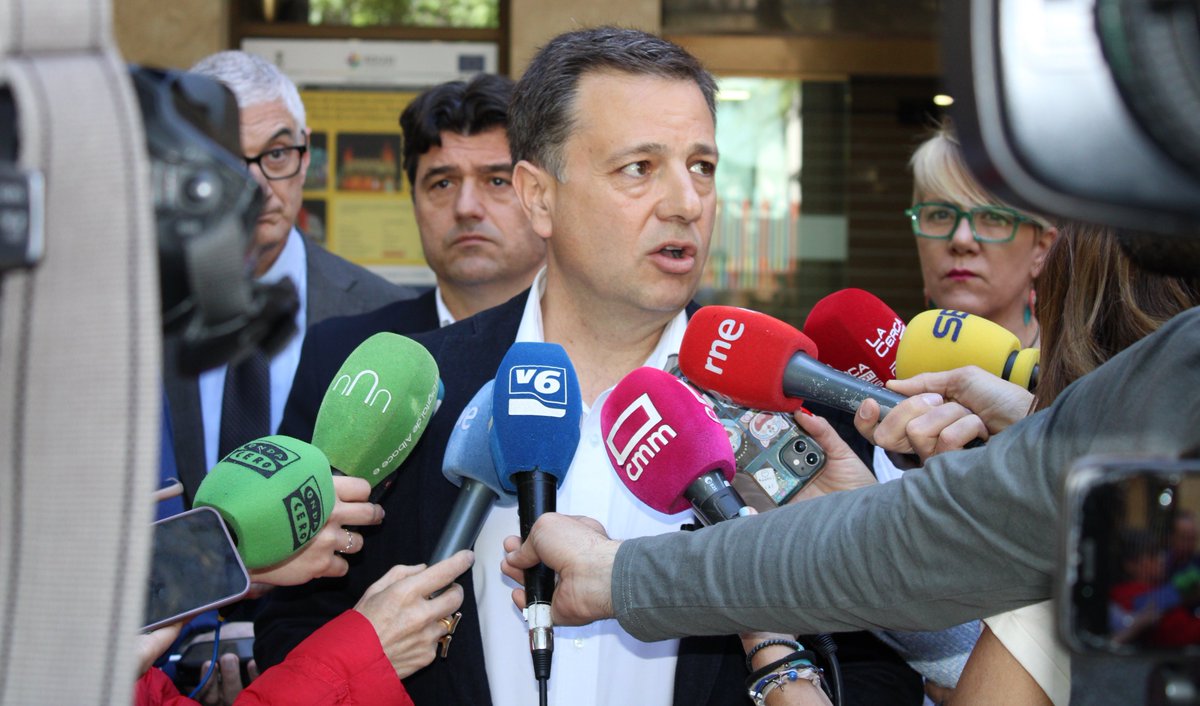 Selopezmanuel's tweet photo. Sáez dijo en febrero que se acababa de enterar de las supuestas filtraciones de exámenes de la Policía Local a una de sus asesoras, cuando la noticia de @elmundoes asegura que era conocedor de esta información 5 meses antes de que se hiciera público. Una vez más, miente. https://t.co/RNDFD6L66F