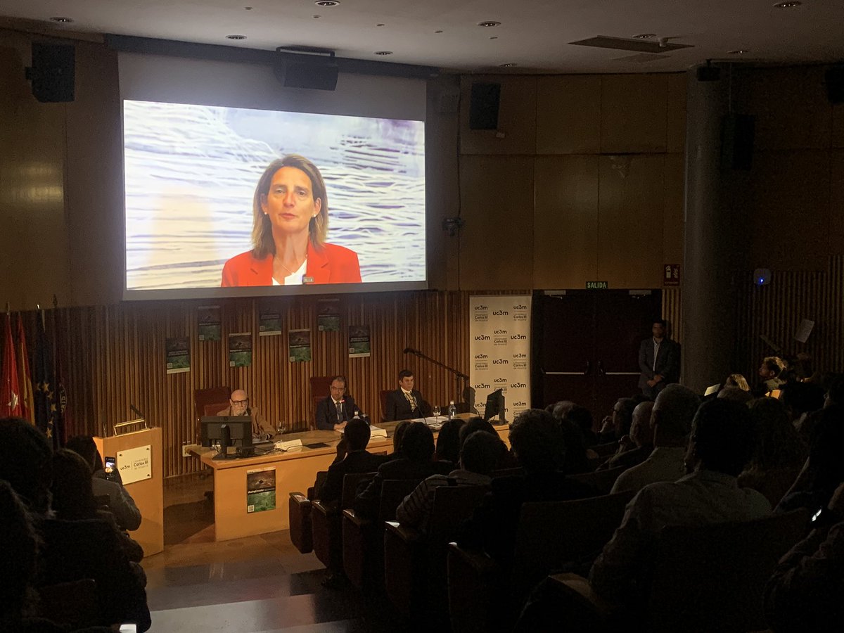 recyclia's tweet photo. La Ministra @Teresaribera saluda a todos los asistentes con un vídeo en el que apuesta por ecodiseño, el reciclaje y la excelencia en la logística que facilite la recuperación de los materiales. Hoy en @UniversidadCarl #beIngCircular https://t.co/88njtUXPaC