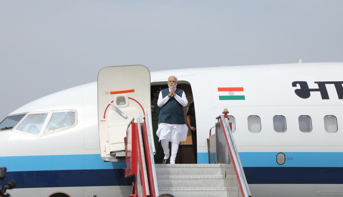 CRPaatil's tweet photo. સુરત એરપોર્ટ ખાતે માનનીય પ્રધાનમંત્રી શ્રી @narendramodi સાહેબનું સ્વાગત કરવાનું પરમ સૌભાગ્ય પ્રાપ્ત થયું. https://t.co/8fhaIfeiYM
