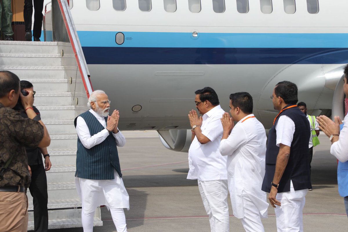 CRPaatil's tweet photo. સુરત એરપોર્ટ ખાતે માનનીય પ્રધાનમંત્રી શ્રી @narendramodi સાહેબનું સ્વાગત કરવાનું પરમ સૌભાગ્ય પ્રાપ્ત થયું. https://t.co/8fhaIfeiYM