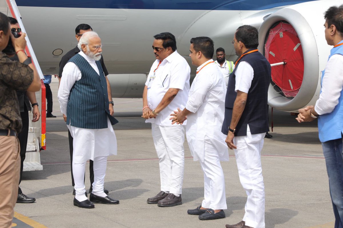 CRPaatil's tweet photo. સુરત એરપોર્ટ ખાતે માનનીય પ્રધાનમંત્રી શ્રી @narendramodi સાહેબનું સ્વાગત કરવાનું પરમ સૌભાગ્ય પ્રાપ્ત થયું. https://t.co/8fhaIfeiYM