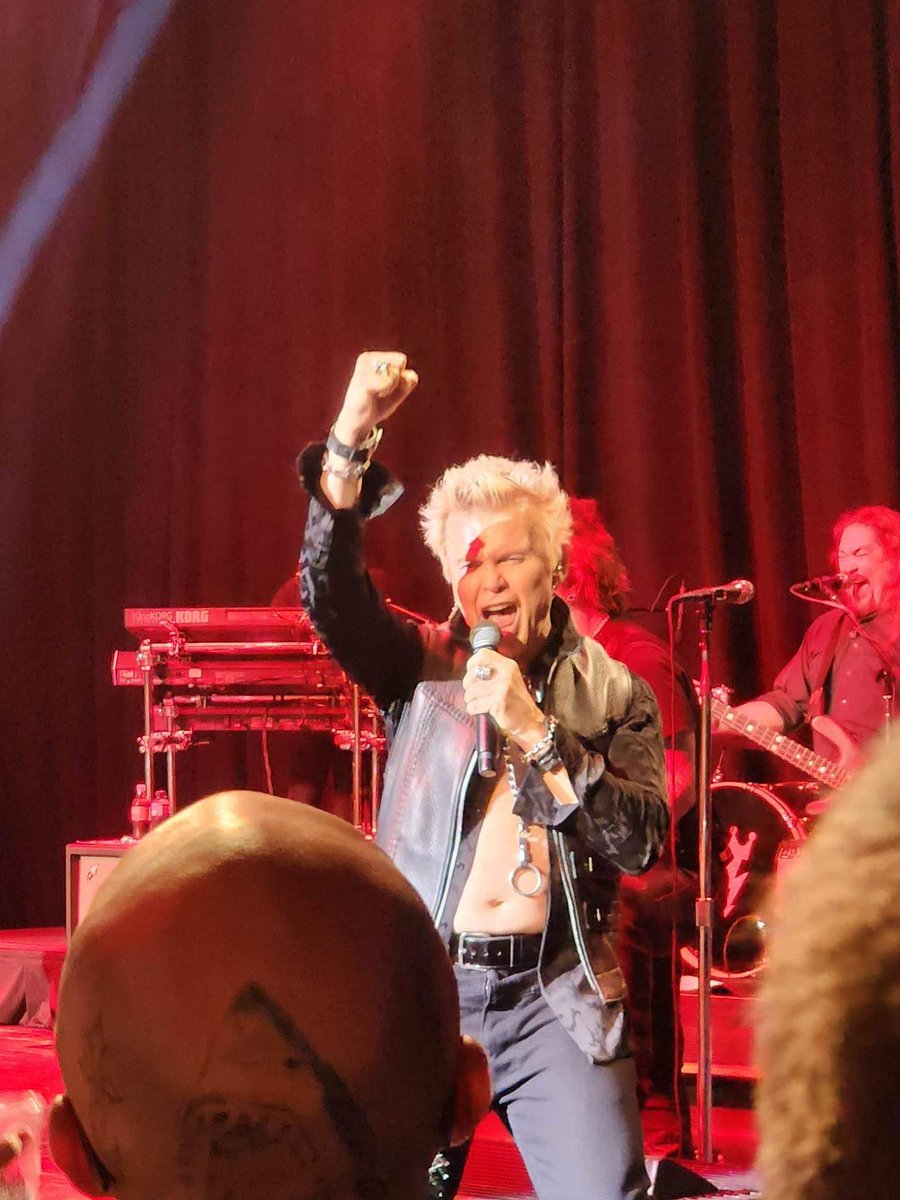 LizLacy6's tweet photo. @BillyIdol House of Blues Orlando Florida, what a kick ass show!!! 🤘#BillyIdolKicksAss #RocknRollForever https://t.co/Abtqjc4bvs