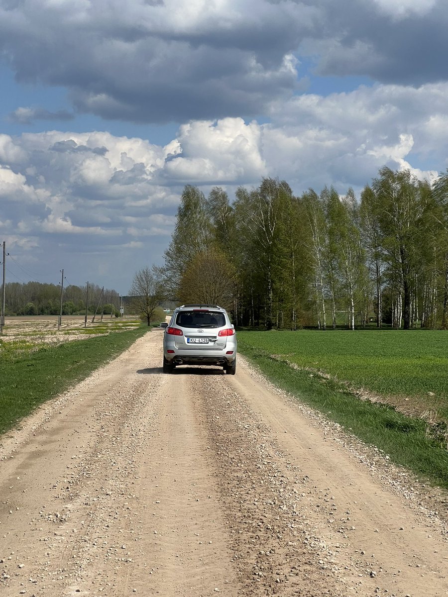 Velomens's tweet photo. Uz P93 autovadītāja aizķēra mani ar spoguli (man viss ok) un aizbrauca līkumojot tālāk. Uzsāku sekošanu un pēc dažiem kilometriem ar velosipēdu noķēru viņu, apstādināju. Radās aizdomas, ka dzērusi, izsaucu policiju. https://t.co/aXdUqSNGmY