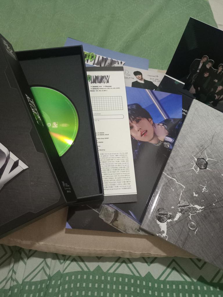 azihaul_'s tweet photo. ✧*。#azihaulsells || #azihaulbudol
wts • lfb • ph
mop: gcash
mod: ggx direct
loc: malabon city 
• unsealed Odinary album (lim ver.) (Pb, lyrics paper, post card, cd, character art book, pop-up invitation card, Folded Poster, box) ->150 pesos + Sf
•Payo/2days reservation https://t.co/KNzQS6UpMH