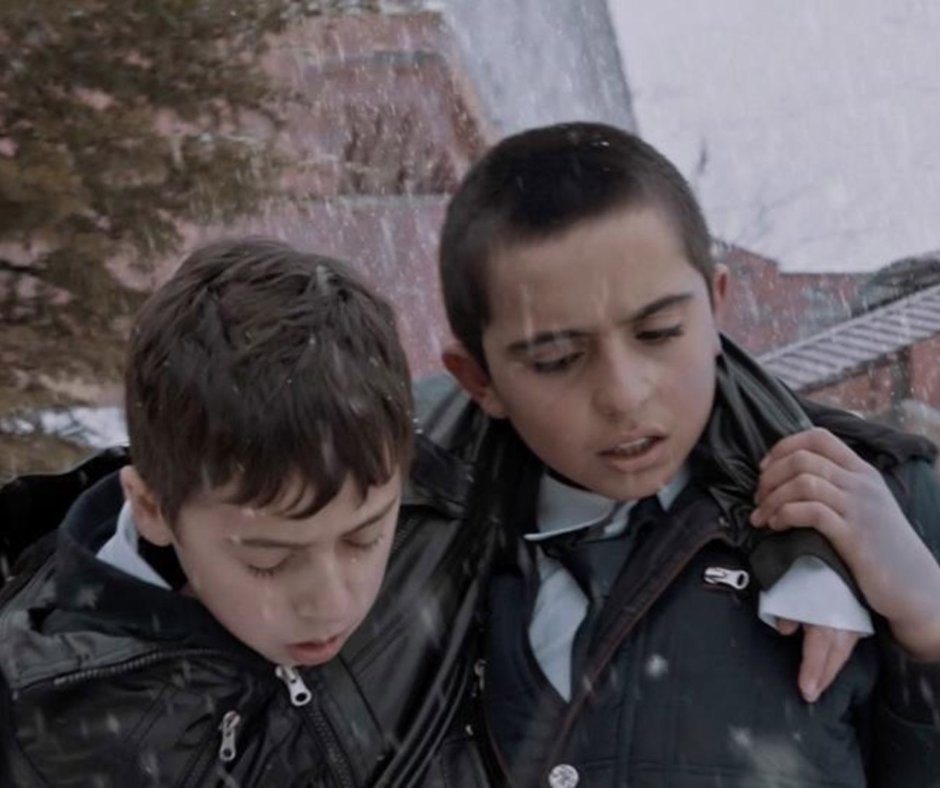 peopleandcinema's tweet photo. - Akraba mısınız?
- Yok, arkadaşız.
- Aynı köyden misiniz?
- Hayır.
#OkulTıraşı (2021) / Ferit Karahan https://t.co/ipBe1HoAte