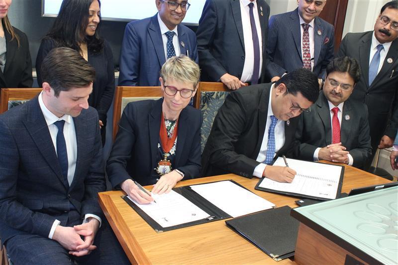 theicai's tweet photo. CA. Aniket S. Talati, President-ICAI &amp; Ms. Julia Penny, President-ICAEW signing the Renewal of MoU between ICAI &amp; ICAEW in presence of CA. Ranjeet K. Agarwal, Vice President-ICAI &amp; ICAI Central Council Members. The MoU would provide greater benefits to members of both Institutes. https://t.co/7hkL12tTAk