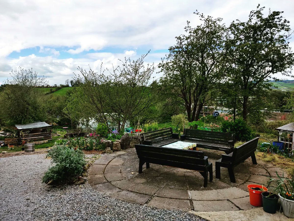 TheCo_opGirl's tweet photo. Myself and AJ from @ucccoopsoc visited the #EastClare Community Co-op yesterday! ⛅
The Co-op has been an important community space for the town of #Scarriff for over 30 years.
They have a lovely #Vegetarian Cafe, with fresh produce grown year-round in their Garden 🥦🍏🥗 https://t.co/Ai8XUTwLM7